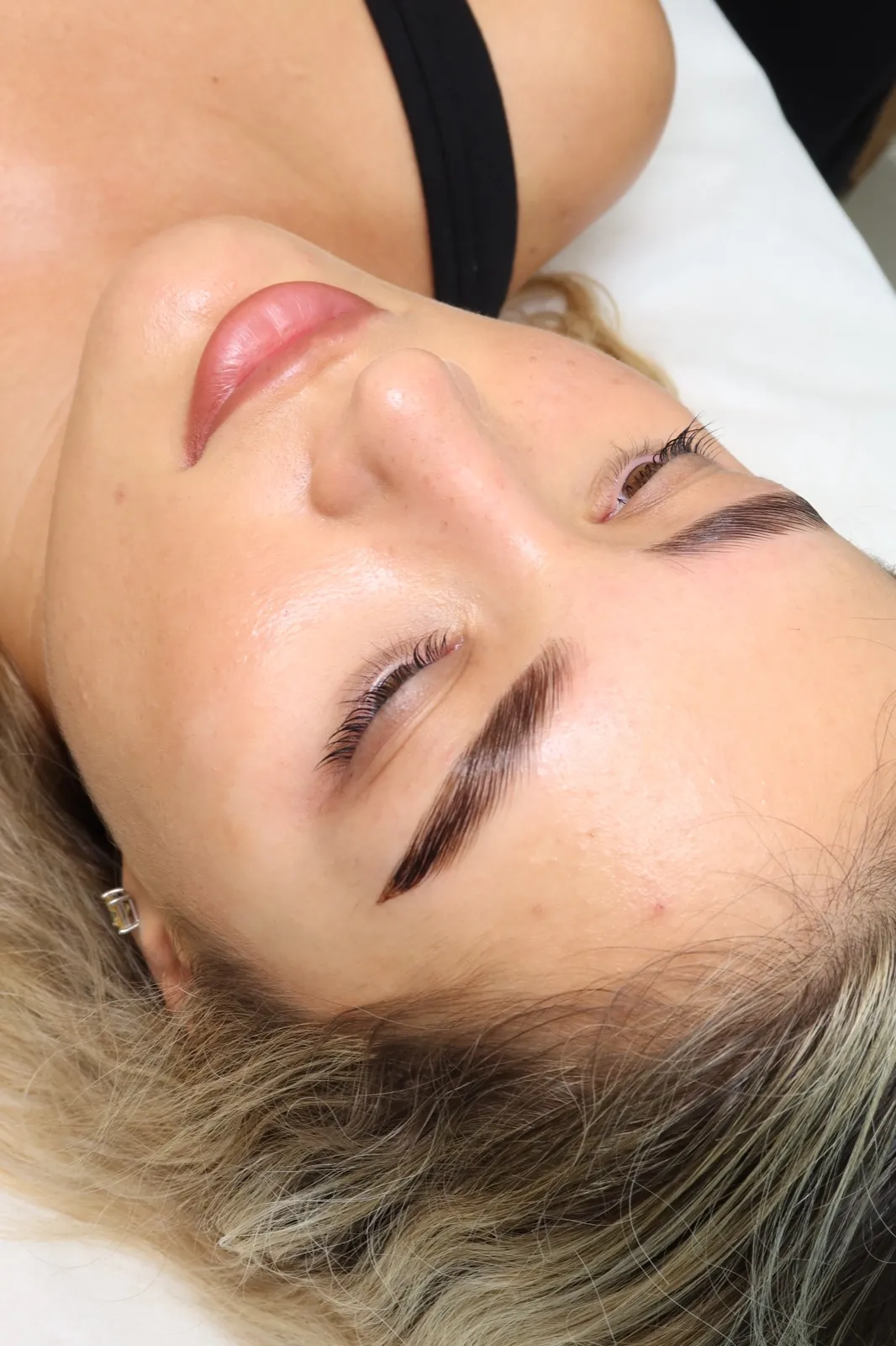 Cleansing facial at Azizam beauty salon in Dubai — shaped brow and natural lash close-up