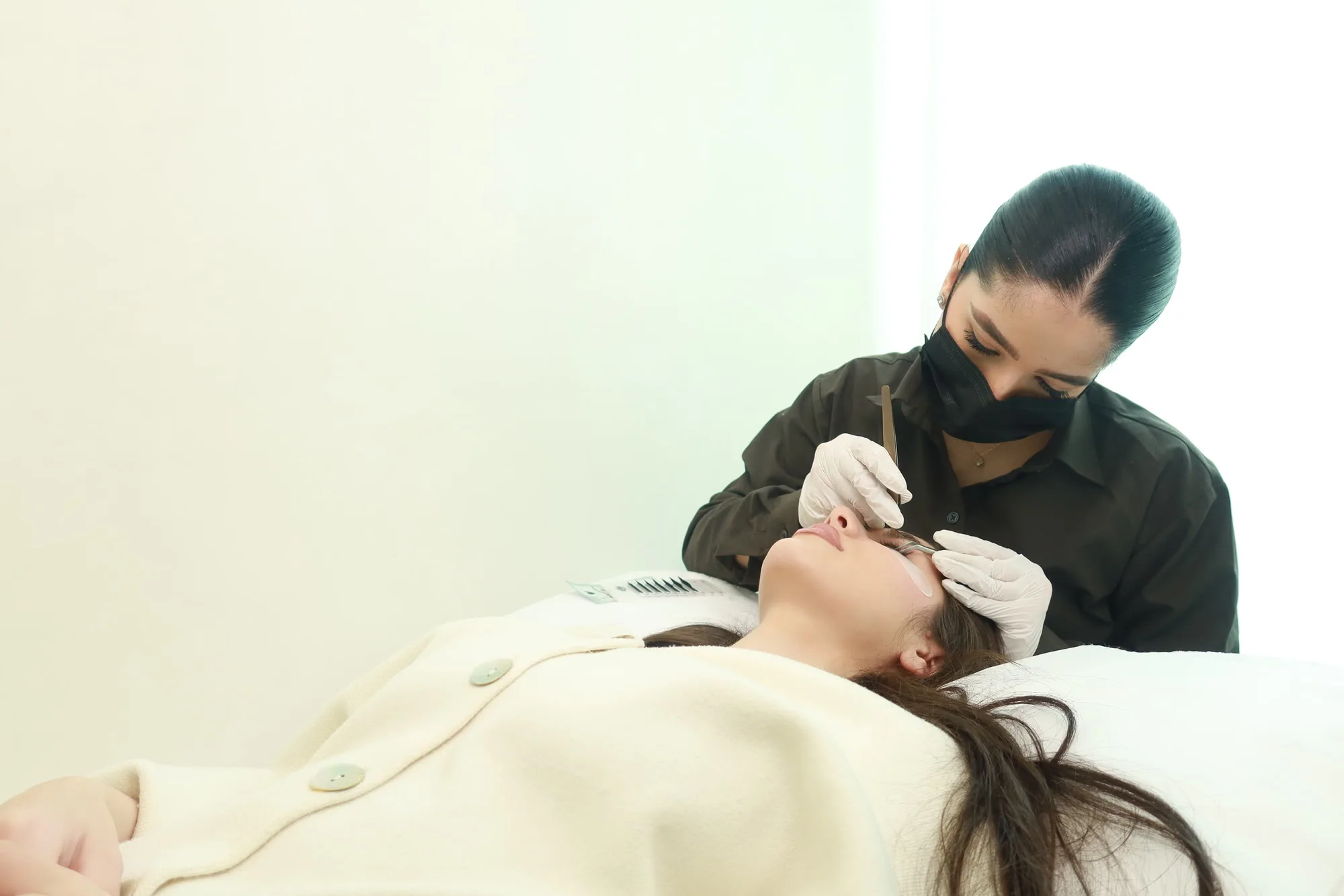 Classic lash extensions in Dubai, book your appointment at AZIZAM beauty salon