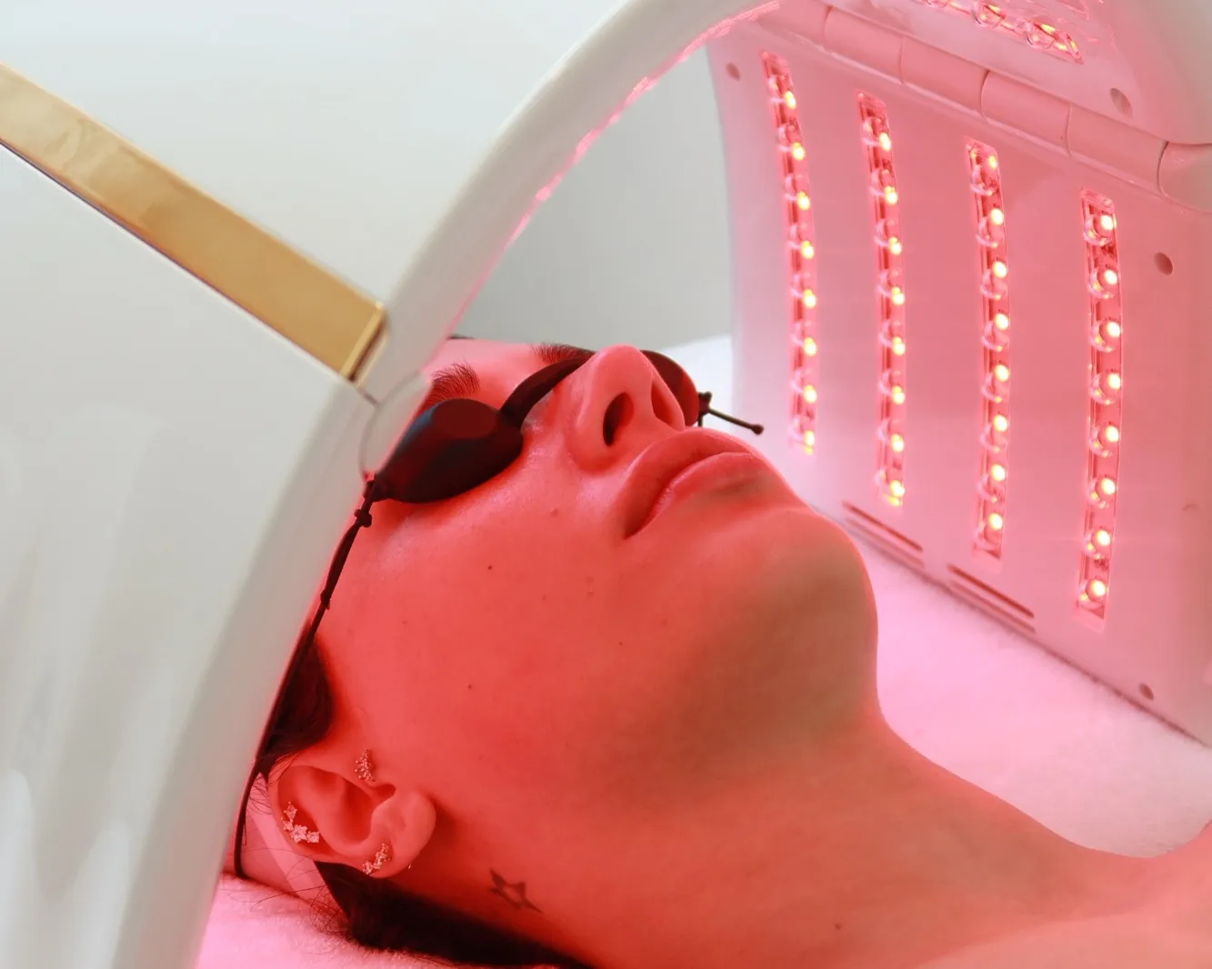Anti-aging facial in Dubai, LED light therapy at AZIZAM beauty salon