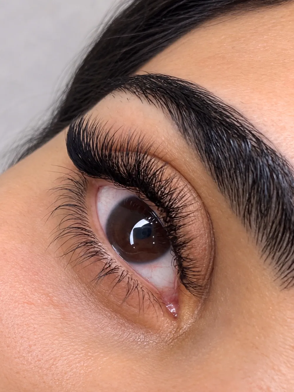 Hybrid lash extensions in Dubai, classic and volume blended for soft depth at AZIZAM beauty salon