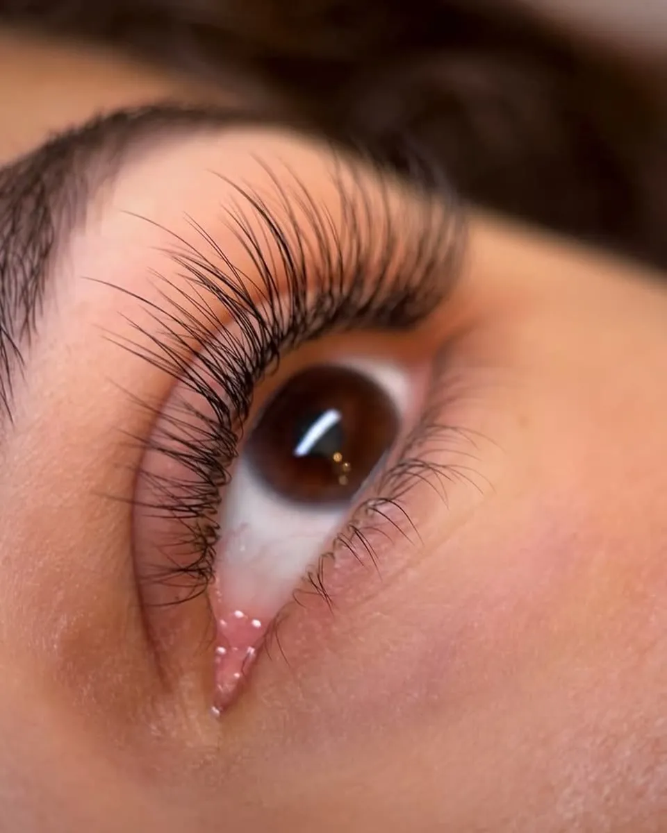 Silk lash extensions in Dubai, soft, lightweight lash line at AZIZAM beauty salon
