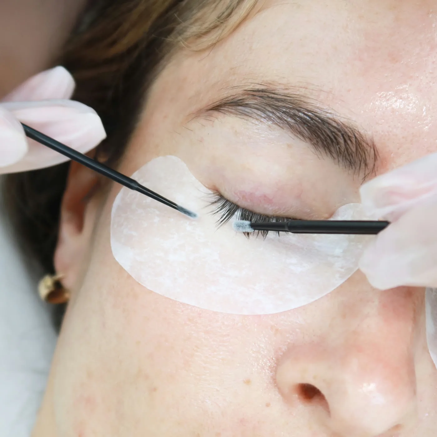 Silk lash extensions in Dubai — natural lashes primed and combed at AZIZAM beauty salon