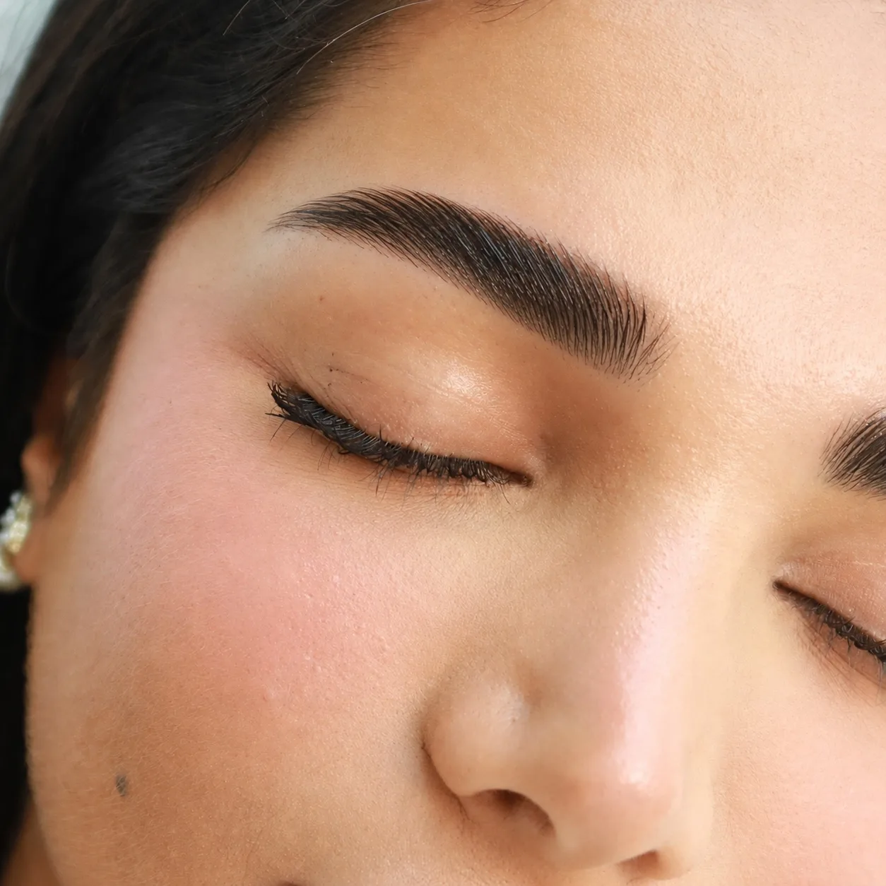 Brow lifting result in Dubai, a lifted, open brow shape at AZIZAM beauty salon